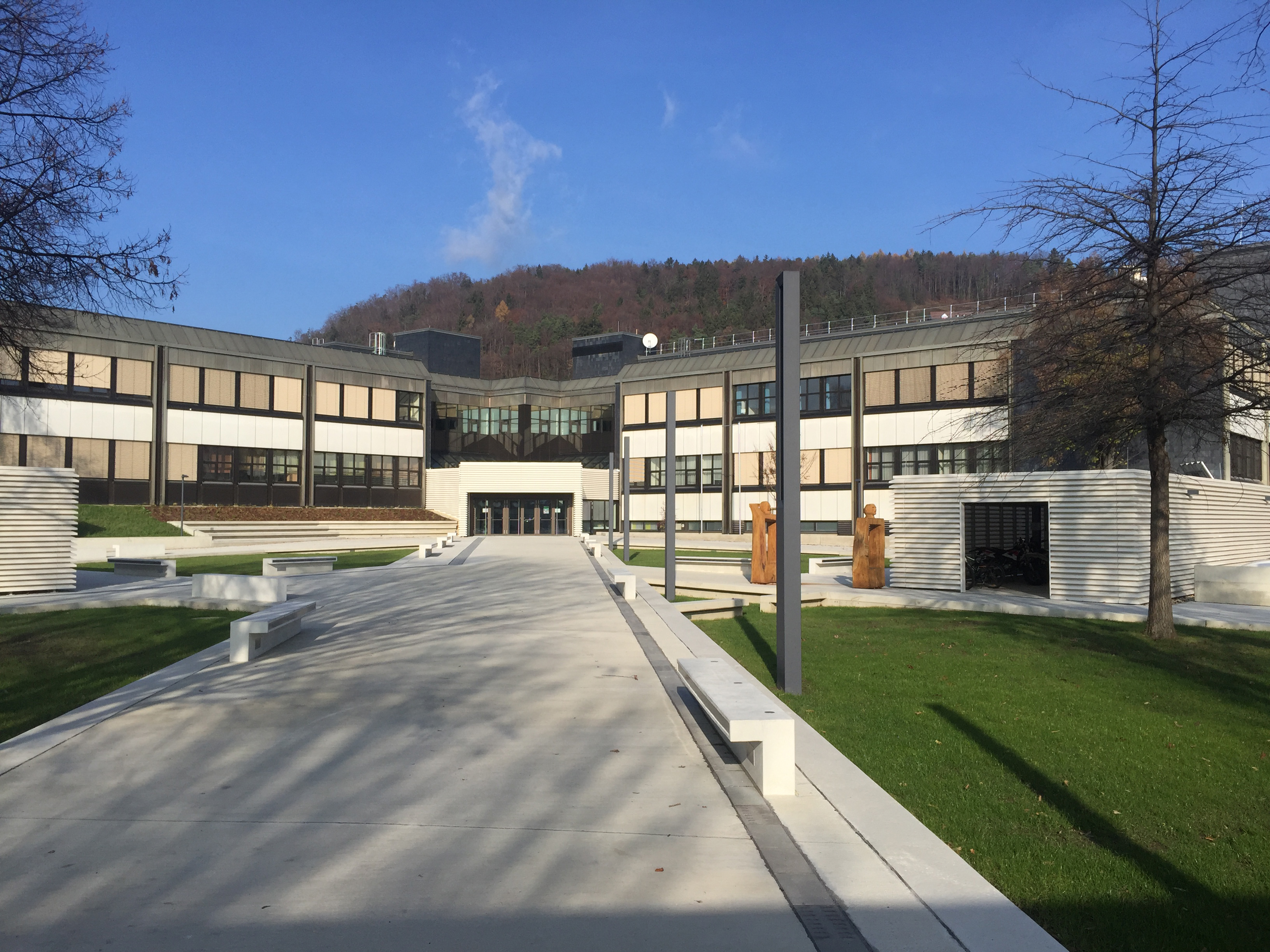 Sie sehen das Bundesschulzentrum in Weiz samt Schulhof.